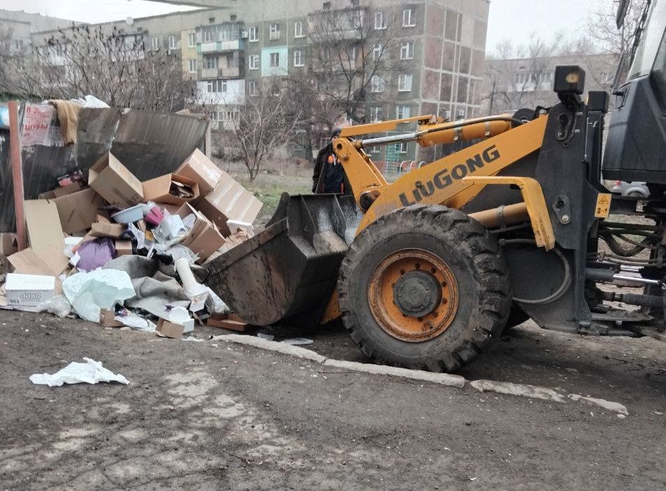 Коммунальные службы проводят работы на территории города Коммунальные службы проводят работы на территории города