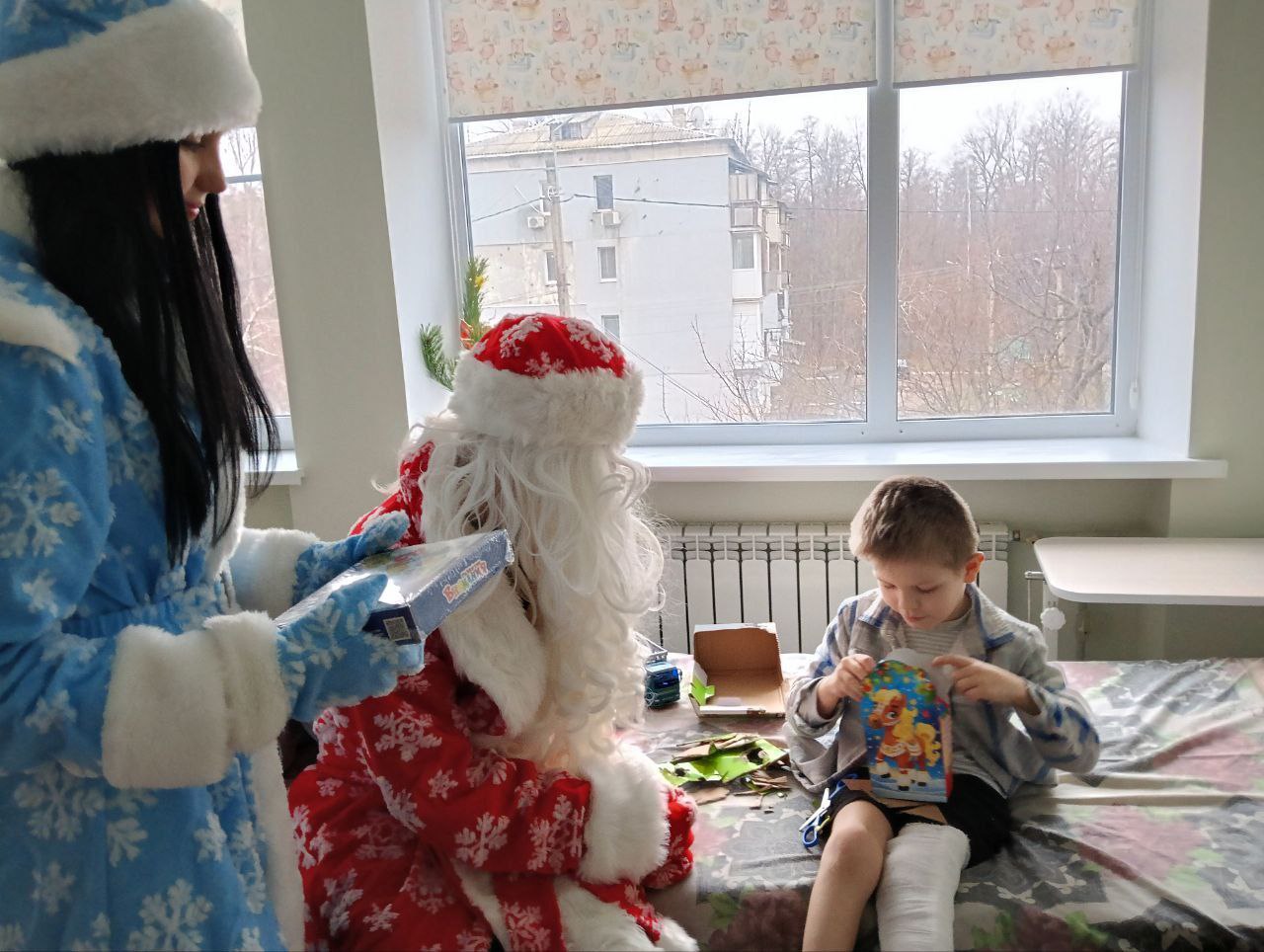 ДоброТворцы творят Добро!. ПЕРВЫЕ школьного волонтёрского отряда «Милосердие» «Станично-Луганской средней школы имени Грекова П.М», члены Станично-Луганского штаба «МЫ ВМЕСТЕ» посетили детское и хирургическое отделения... ДоброТворцы творят Добро!. ПЕРВЫЕ школьного волонтёрского отряда «Милосердие» «Станично-Луганской средней школы имени Грекова П.М», члены Станично-Луганского штаба «МЫ ВМЕСТЕ» посетили детское и хирургическое отделения...