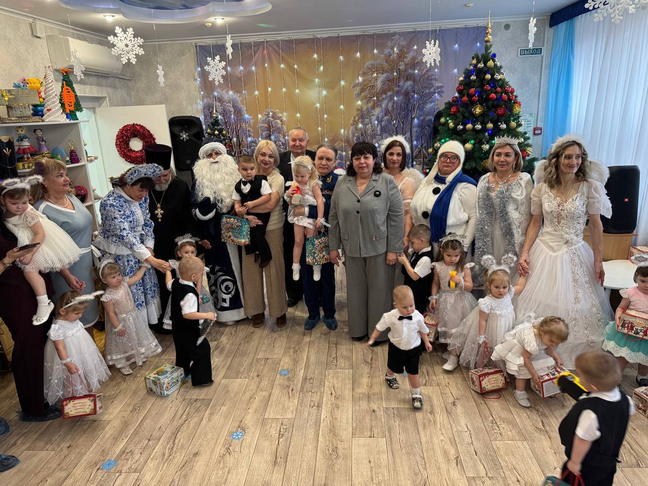 Накануне Нового года прокурор республики Глеб Михайлов осуществил визит в ГКУЗ «Луганский Республиканский Дом ребенка в ЛНР», в котором воспитываются дети-сироты, в том числе нуждающиеся в оказании медицинской помощи