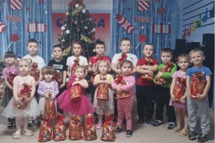 Маленькие жители ЛНР получили сладкие подарки из Хакасии