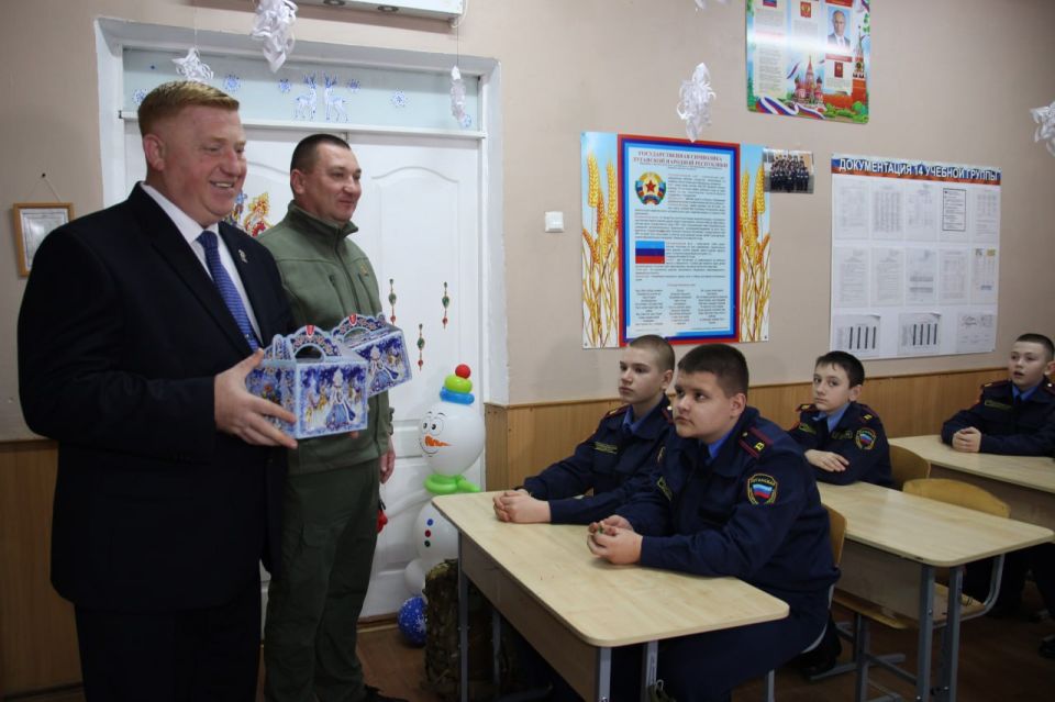 Кадетам передали сладкие подарки от депутата Госдумы РФ Виктора Водолацкого Кадетам передали сладкие подарки от депутата Госдумы РФ Виктора Водолацкого