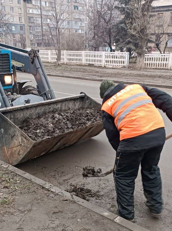 Коммунальные службы проводят работы на территории города Коммунальные службы проводят работы на территории города