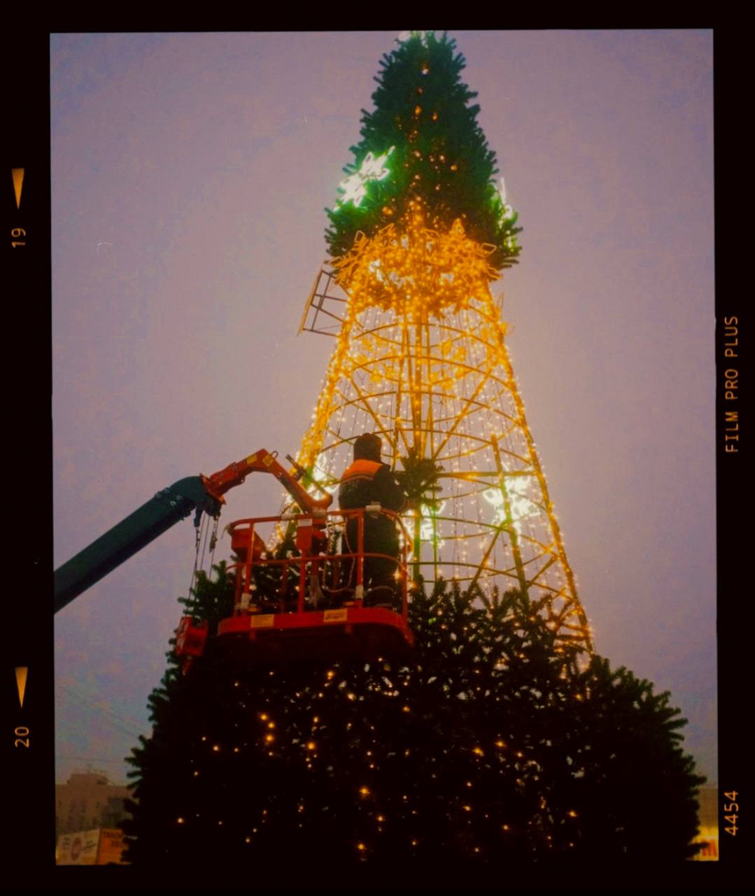 В Краснодоне практически завершилась установка главной ёлки города! Работу выполнили сотрудники МУП "ДЭУ" В Краснодоне практически завершилась установка главной ёлки города! Работу выполнили сотрудники МУП "ДЭУ"