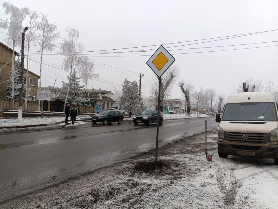 В целях повышения безопасности дорожного движения и улучшения качества дорожной инфраструктуры, в Ровеньках проводятся плановые работы по установке дорожных знаков В целях повышения безопасности дорожного движения и улучшения качества дорожной инфраструктуры, в Ровеньках проводятся плановые работы по установке дорожных знаков