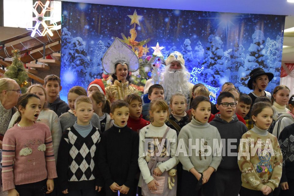 В Центре культуры города Алчевска состоялось открытие Резиденции Деда Мороза под символичным названием «Территория волшебства» В Центре культуры города Алчевска состоялось открытие Резиденции Деда Мороза под символичным названием «Территория волшебства»