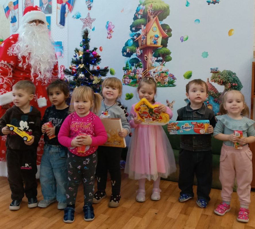 В День памяти святителя Николая Чудотворца в детских садах Алчевска открыли череду новогодних праздничных мероприятий В День памяти святителя Николая Чудотворца в детских садах Алчевска открыли череду новогодних праздничных мероприятий