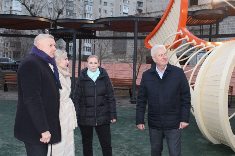 По народной программе «Единой России» в Краснодоне открыли Аллею Героев По народной программе «Единой России» в Краснодоне открыли Аллею Героев