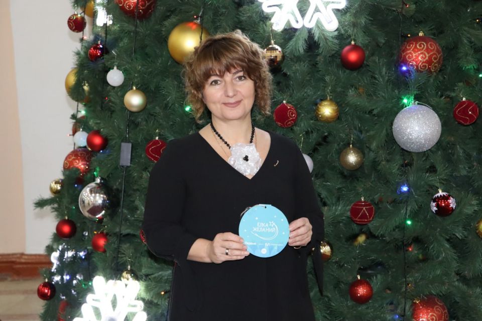 В Стаханове стартовала акция «Ёлка желаний»! В Стаханове стартовала акция «Ёлка желаний»!
