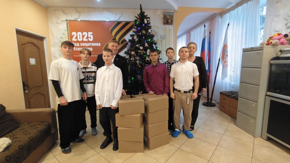 «Единая Россия» поздравляет детей ЛНР с новогодними праздниками «Единая Россия» поздравляет детей ЛНР с новогодними праздниками