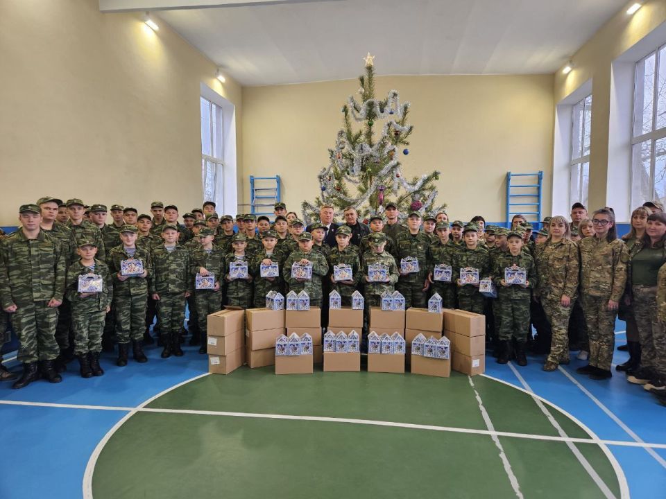 Виктор Водолацкий: В преддверии Нового года и Рождества Христова, при поддержке ВПП "Единая Россия", передал кадетам Луганской Народной Республики сладкие подарки и продуктовые наборы Виктор Водолацкий: В преддверии Нового года и Рождества Христова, при поддержке ВПП "Единая Россия", передал кадетам Луганской Народной Республики сладкие подарки и продуктовые наборы