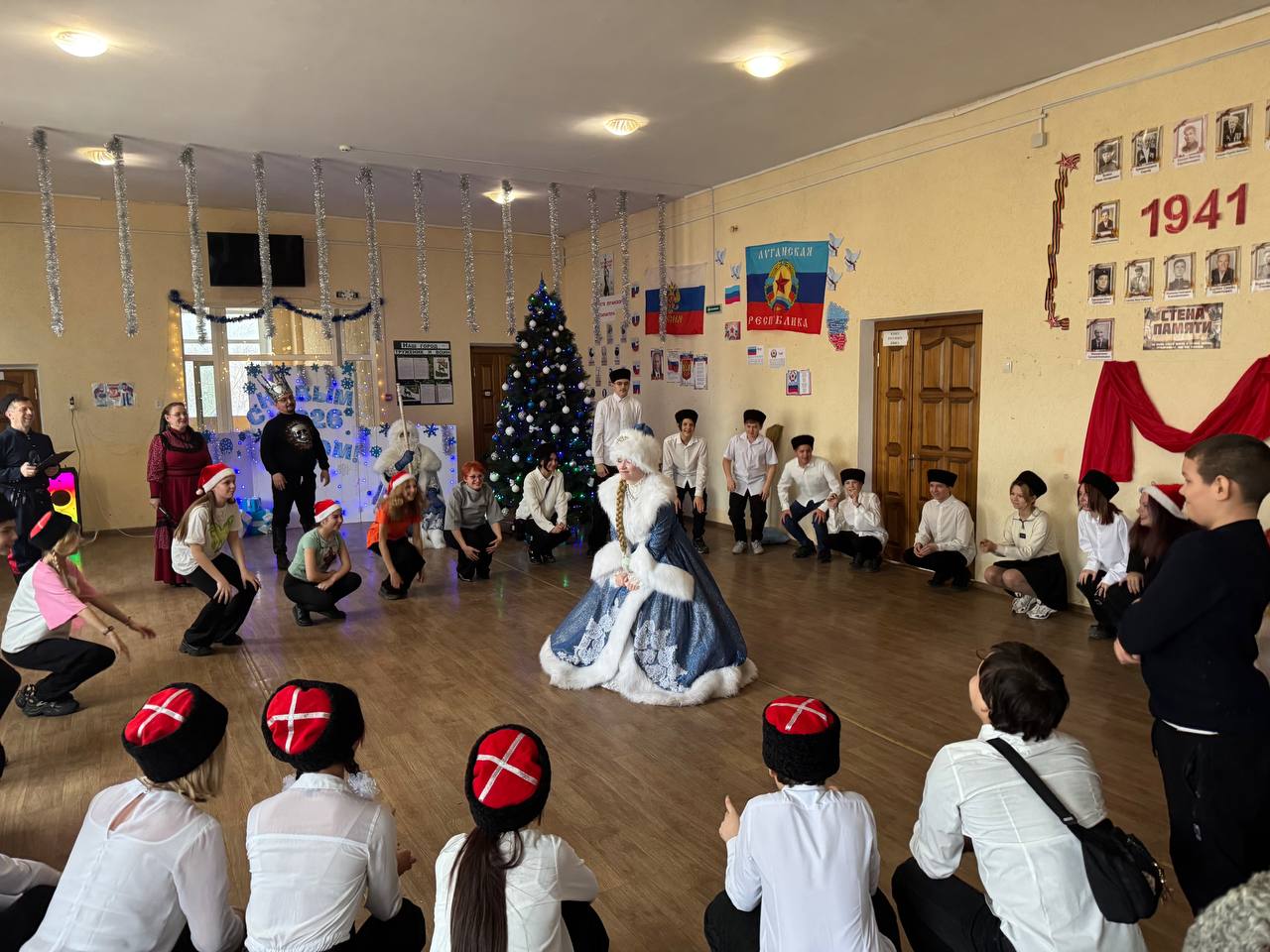 Вячеслав Третьяков: Атаман Станичного казачьего общества «Станица Кременная» Скрипник Андрей Викторович совместно с представителями Станичного казачьего общества Богородского городского округа Московской области во главе с... Вячеслав Третьяков: Атаман Станичного казачьего общества «Станица Кременная» Скрипник Андрей Викторович совместно с представителями Станичного казачьего общества Богородского городского округа Московской области во главе с...