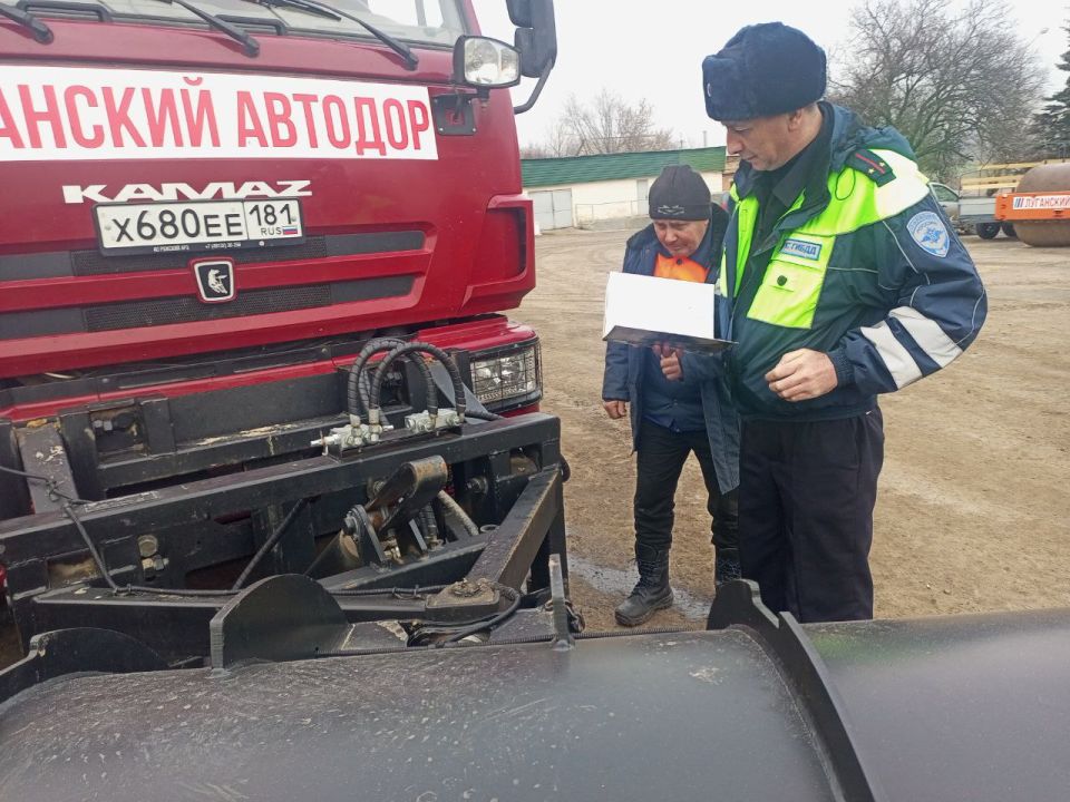 Сотрудники ОГИБДД проверили готовность техники к зимнему периоду Сотрудники ОГИБДД проверили готовность техники к зимнему периоду