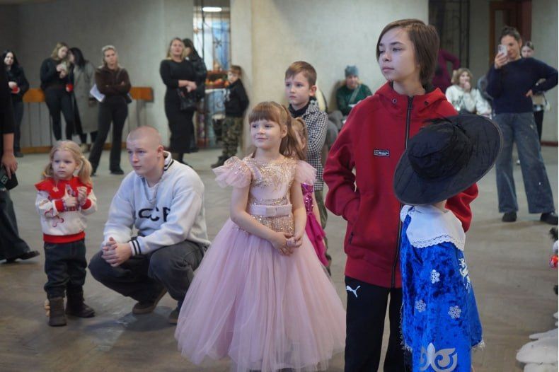 Новогодняя сказка для детей Свердловского муниципального округа продолжается, благодаря артистам из Красноярского края Новогодняя сказка для детей Свердловского муниципального округа продолжается, благодаря артистам из Красноярского края