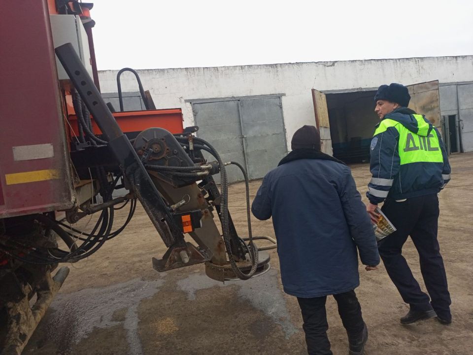Сотрудники ОГИБДД проверили готовность техники к зимнему периоду Сотрудники ОГИБДД проверили готовность техники к зимнему периоду