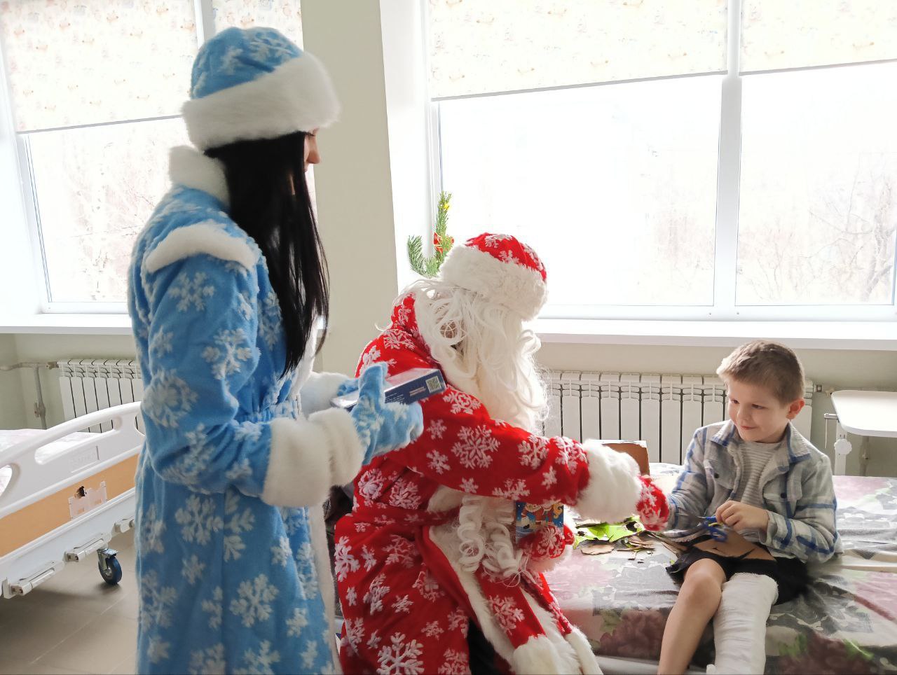 ДоброТворцы творят Добро!. ПЕРВЫЕ школьного волонтёрского отряда «Милосердие» «Станично-Луганской средней школы имени Грекова П.М», члены Станично-Луганского штаба «МЫ ВМЕСТЕ» посетили детское и хирургическое отделения... ДоброТворцы творят Добро!. ПЕРВЫЕ школьного волонтёрского отряда «Милосердие» «Станично-Луганской средней школы имени Грекова П.М», члены Станично-Луганского штаба «МЫ ВМЕСТЕ» посетили детское и хирургическое отделения...