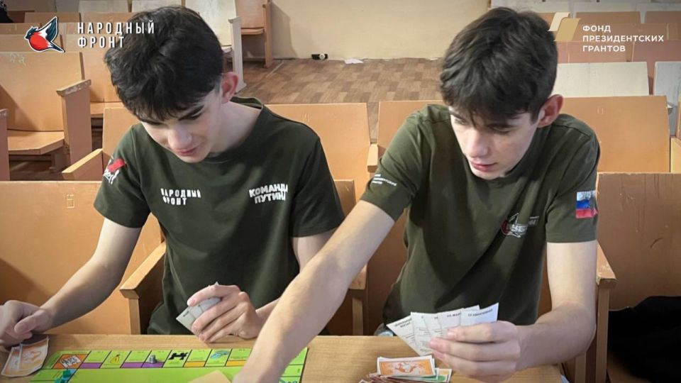 Активисты Молодёжки НФ из Стаханова собрались, чтобы провести вечер играя в "Монополию" Активисты Молодёжки НФ из Стаханова собрались, чтобы провести вечер играя в "Монополию"