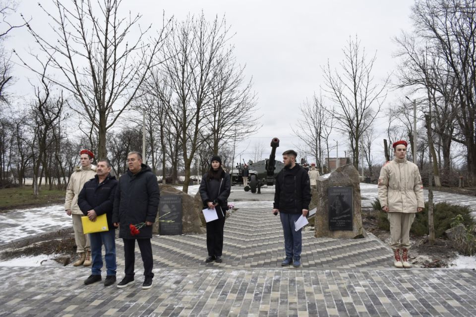 В Перевальске состоялось открытие обновленного Мемориального комплекса, посвящённого памяти погибших воинов-афганцев и защитников Донбасса В Перевальске состоялось открытие обновленного Мемориального комплекса, посвящённого памяти погибших воинов-афганцев и защитников Донбасса