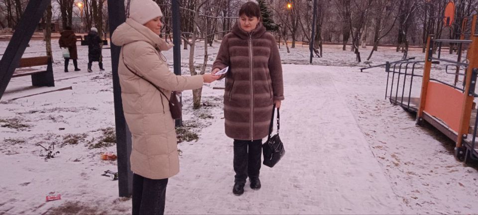 Акция «Дарю тепло». 23 декабря в Ровеньках прошла Всероссийская уличная акция «Дарю Тепло» посвящённая Новому году Акция «Дарю тепло». 23 декабря в Ровеньках прошла Всероссийская уличная акция «Дарю Тепло» посвящённая Новому году