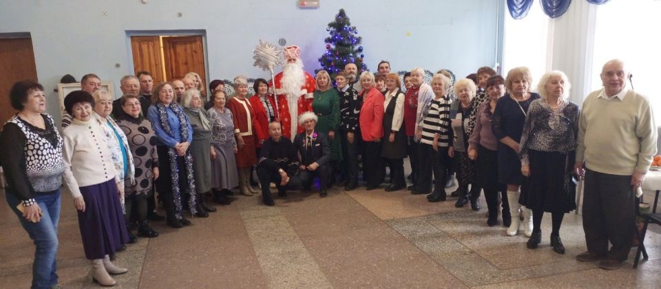 Праздничную программу «Новогодний серпантин» подарили ветеранам Алчевска Праздничную программу «Новогодний серпантин» подарили ветеранам Алчевска