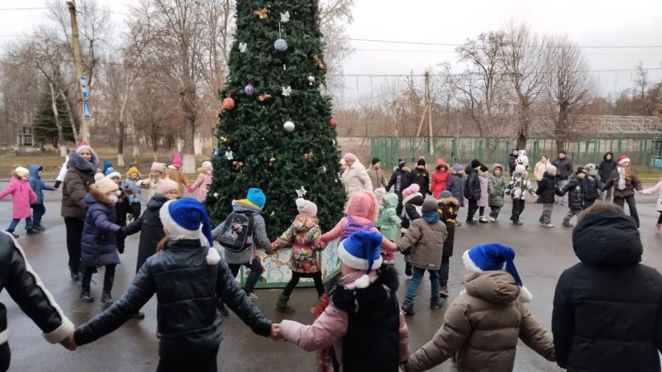 В Алмазной зажглись огни на главной новогодней ёлке В Алмазной зажглись огни на главной новогодней ёлке
