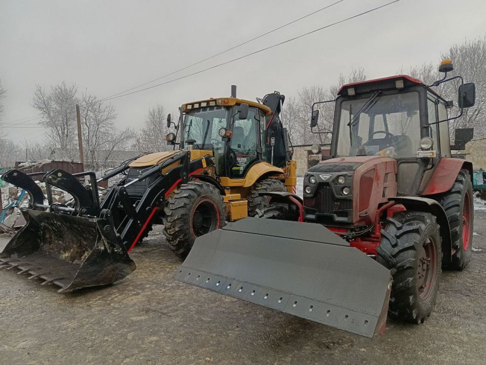 В рамках программы социально-экономического развития, город Ровеньки пополнился трактором МТЗ с баровой установкой, предоставленным регионом-шефом – Республикой Коми В рамках программы социально-экономического развития, город Ровеньки пополнился трактором МТЗ с баровой установкой, предоставленным регионом-шефом – Республикой Коми