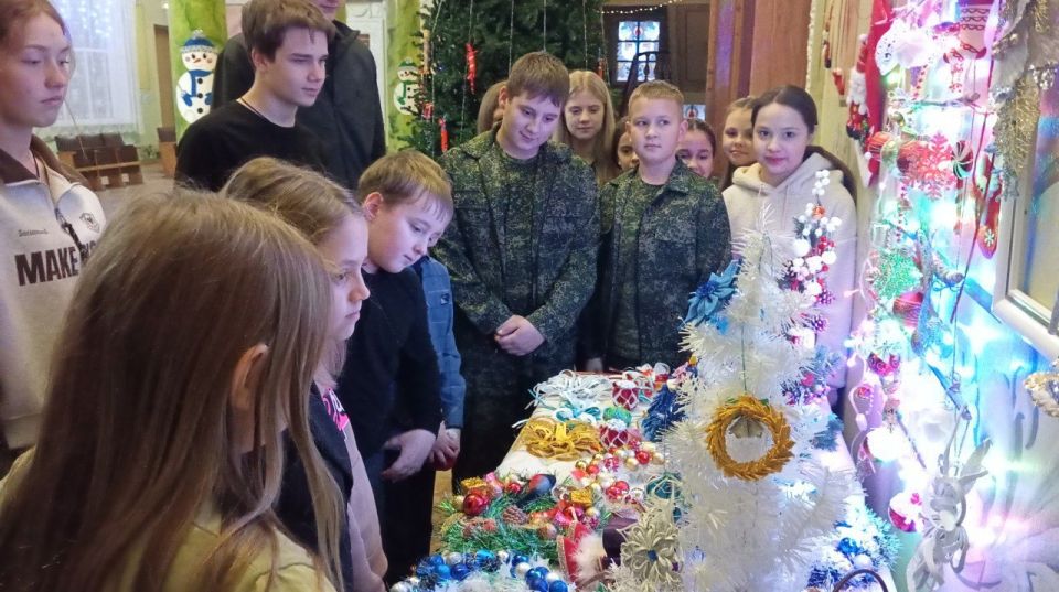 В преддверии праздника Новый год в Доме культуры для создания праздничного настроения была организованна выставка новогоднего декора, сделанного своими руками, "Елочка-модница" В преддверии праздника Новый год в Доме культуры для создания праздничного настроения была организованна выставка новогоднего декора, сделанного своими руками, "Елочка-модница"
