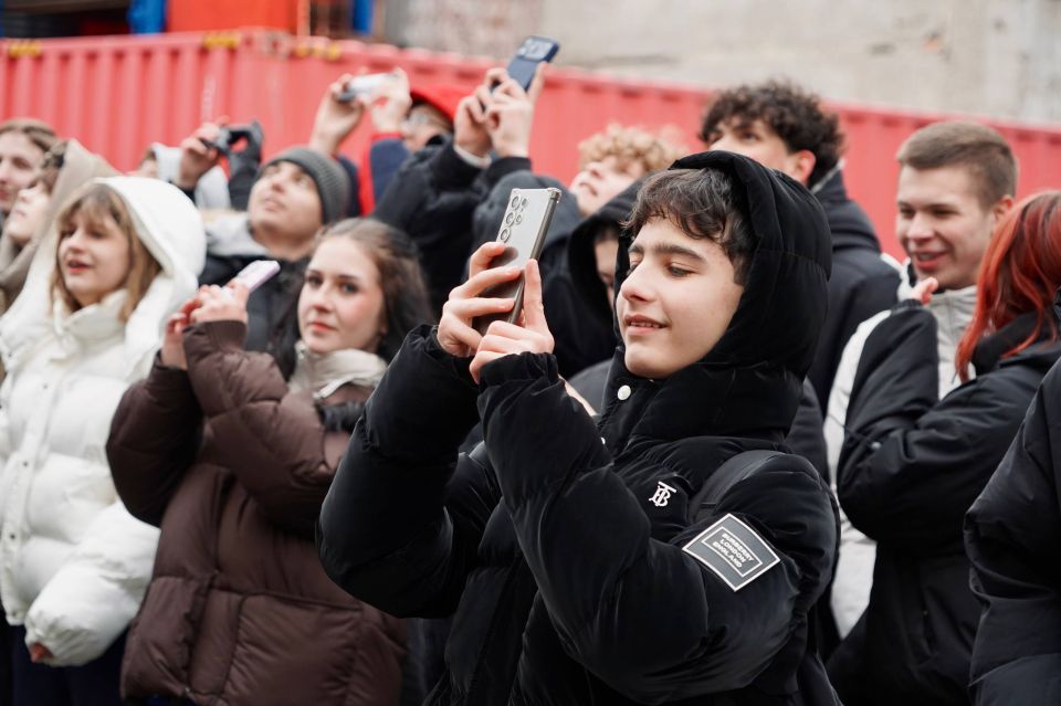 Чудо спустилось к нам с крыши Чудо спустилось к нам с крыши