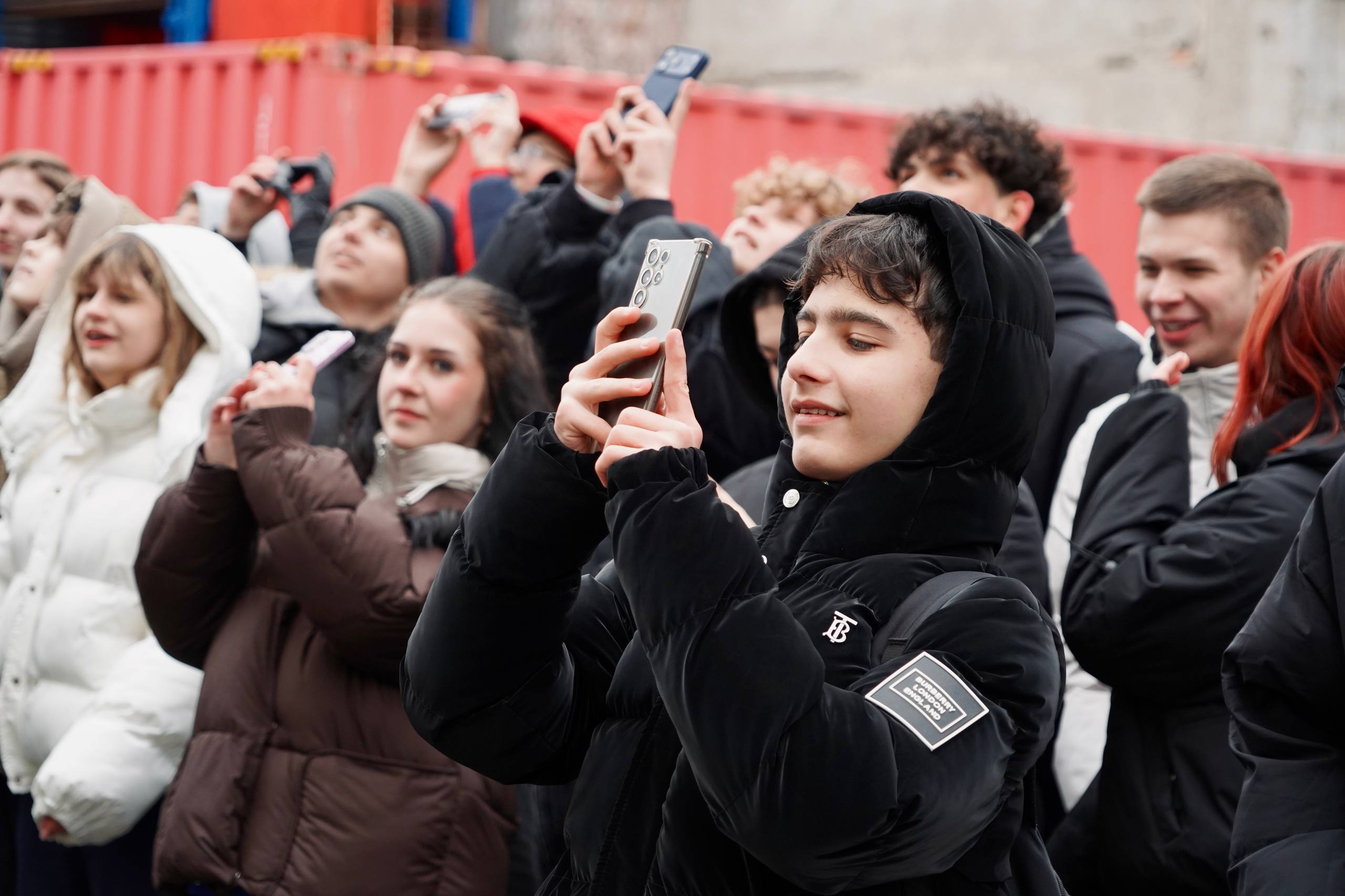 Чудо спустилось к нам с крыши Чудо спустилось к нам с крыши