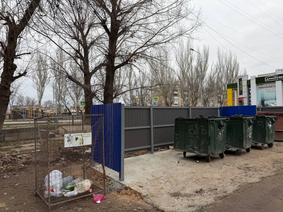 В Луганске появились новые контейнерные площадки для сбора твердых коммунальных отходов В Луганске появились новые контейнерные площадки для сбора твердых коммунальных отходов