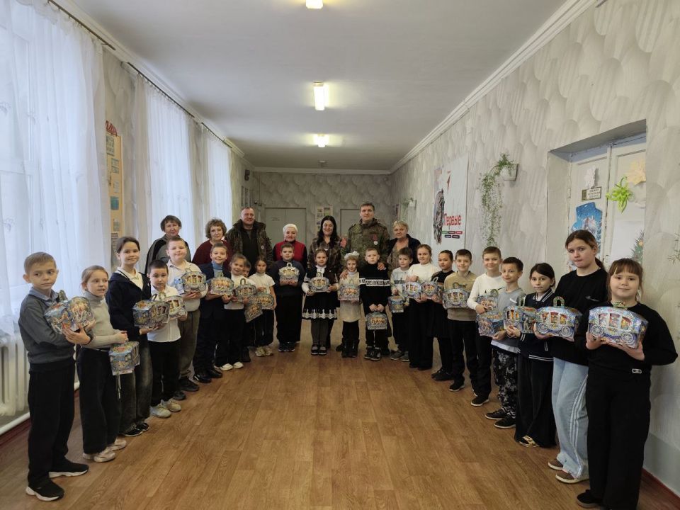 Военнослужащие поздравили с Новым годом юных жителей Чернухино Военнослужащие поздравили с Новым годом юных жителей Чернухино