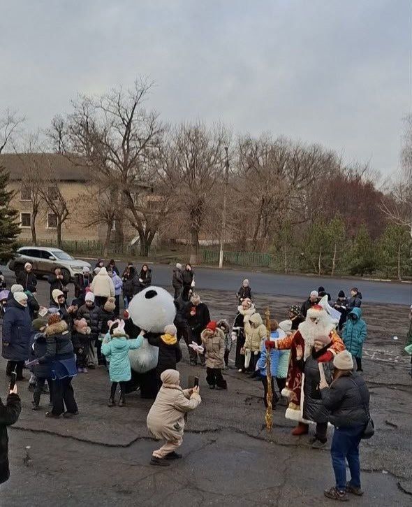 Жители жилмассива Анненка дружно и с размахом отметили наступление Нового года! Зажгли яркие огоньки на главной ёлке поселка , подарив всем присутствующим праздничное настроение Жители жилмассива Анненка дружно и с размахом отметили наступление Нового года! Зажгли яркие огоньки на главной ёлке поселка , подарив всем присутствующим праздничное настроение