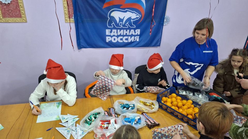 В пгт Верхний Нагольчик состоялась благотворительная патриотическая акция "Новогодний подарок солдату", направленная на поддержку солдат, участвующих в специальной военной операции В пгт Верхний Нагольчик состоялась благотворительная патриотическая акция "Новогодний подарок солдату", направленная на поддержку солдат, участвующих в специальной военной операции