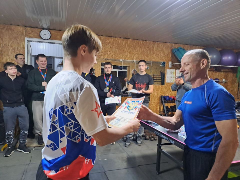 В тренажёрном зале МБУ «ФСК „Колос“» прошёл чемпионат по силовым видам спорта «Абсолютная сила II» В тренажёрном зале МБУ «ФСК „Колос“» прошёл чемпионат по силовым видам спорта «Абсолютная сила II»