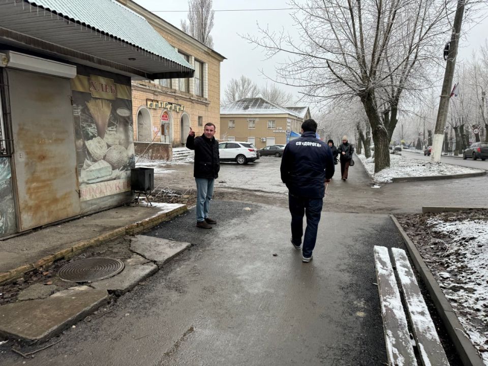 По народной программе «Единой России» в Антраците продолжается ремонт тротуаров По народной программе «Единой России» в Антраците продолжается ремонт тротуаров
