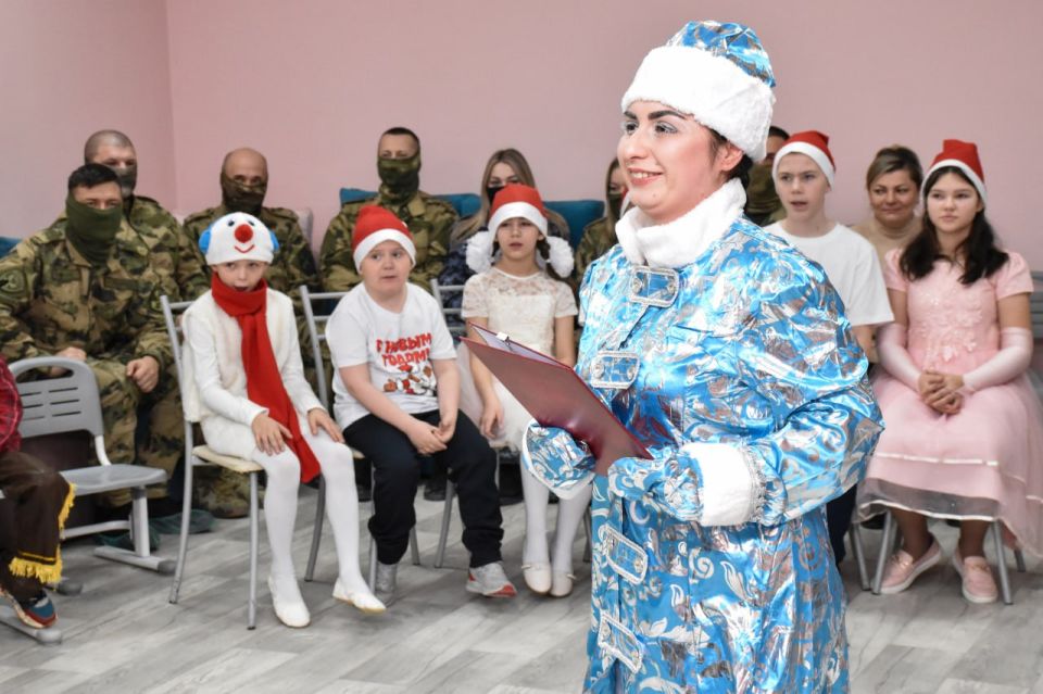Росгвардейцы поздравили с наступающим новым годом воспитанников луганского Семейного центра Росгвардейцы поздравили с наступающим новым годом воспитанников луганского Семейного центра