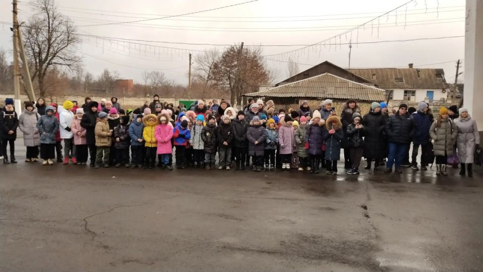 В Алмазной зажглись огни на главной новогодней ёлке В Алмазной зажглись огни на главной новогодней ёлке