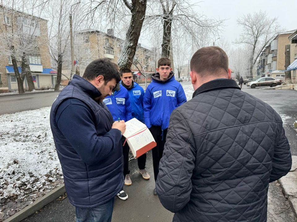 По народной программе «Единой России» в Антраците продолжается ремонт тротуаров По народной программе «Единой России» в Антраците продолжается ремонт тротуаров