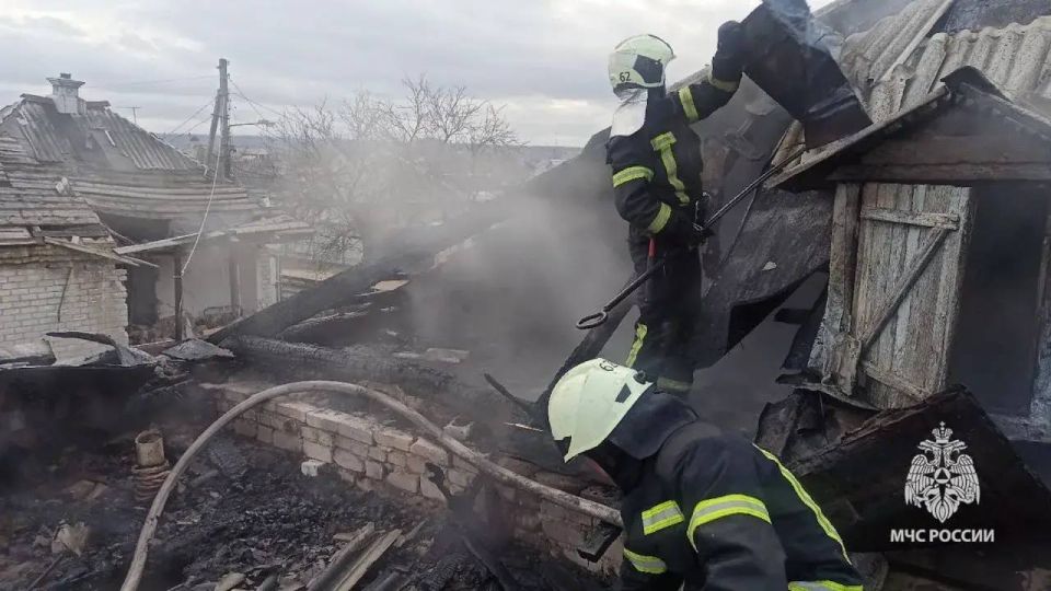 Сотрудники МЧС спасли женщину на пожаре в Рубежном Сотрудники МЧС спасли женщину на пожаре в Рубежном
