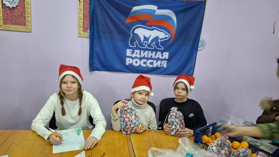В пгт Верхний Нагольчик состоялась благотворительная патриотическая акция "Новогодний подарок солдату", направленная на поддержку солдат, участвующих в специальной военной операции В пгт Верхний Нагольчик состоялась благотворительная патриотическая акция "Новогодний подарок солдату", направленная на поддержку солдат, участвующих в специальной военной операции