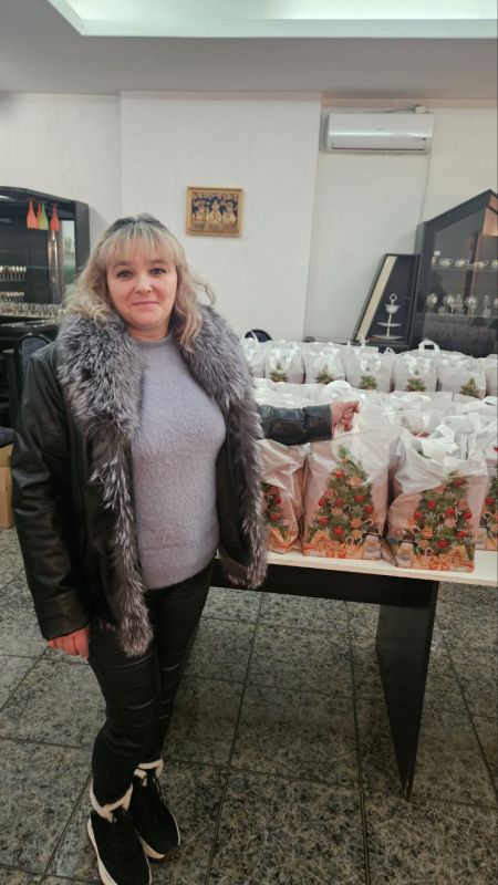 «Лугцентрокуз им. С.С. Монятовского» дарит детям сладкие подарки и прекрасное настроение «Лугцентрокуз им. С.С. Монятовского» дарит детям сладкие подарки и прекрасное настроение