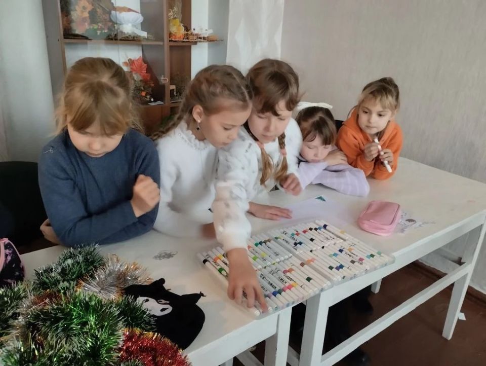 Сегодня в Ровеньковском детском экологическом центре царила атмосфера зимнего волшебства и экологического творчества Сегодня в Ровеньковском детском экологическом центре царила атмосфера зимнего волшебства и экологического творчества
