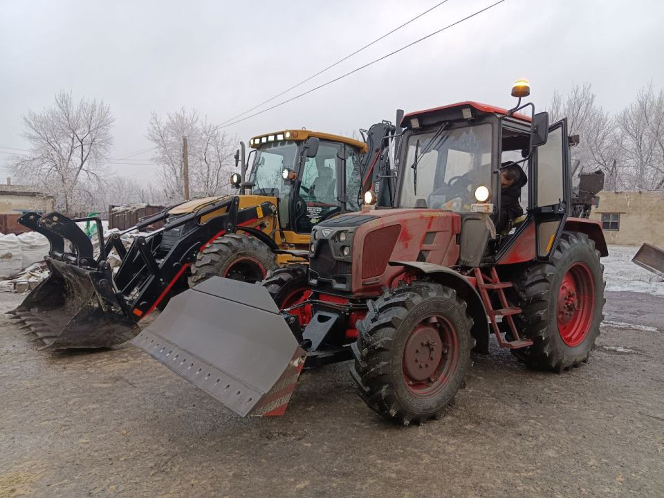 В рамках программы социально-экономического развития, город Ровеньки пополнился трактором МТЗ с баровой установкой, предоставленным регионом-шефом – Республикой Коми В рамках программы социально-экономического развития, город Ровеньки пополнился трактором МТЗ с баровой установкой, предоставленным регионом-шефом – Республикой Коми