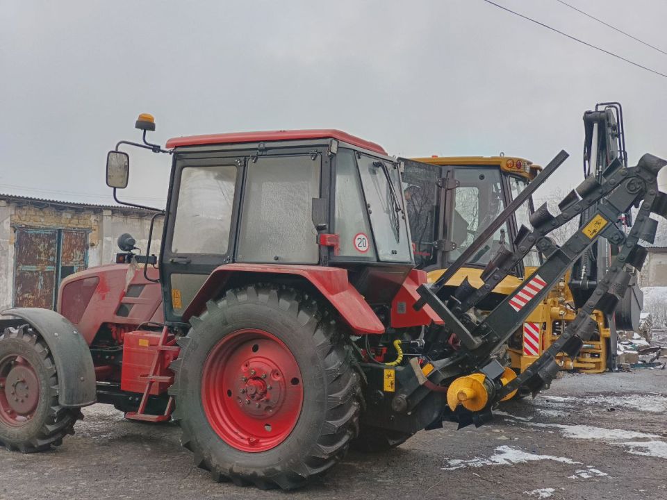 В рамках программы социально-экономического развития, город Ровеньки пополнился трактором МТЗ с баровой установкой, предоставленным регионом-шефом – Республикой Коми В рамках программы социально-экономического развития, город Ровеньки пополнился трактором МТЗ с баровой установкой, предоставленным регионом-шефом – Республикой Коми