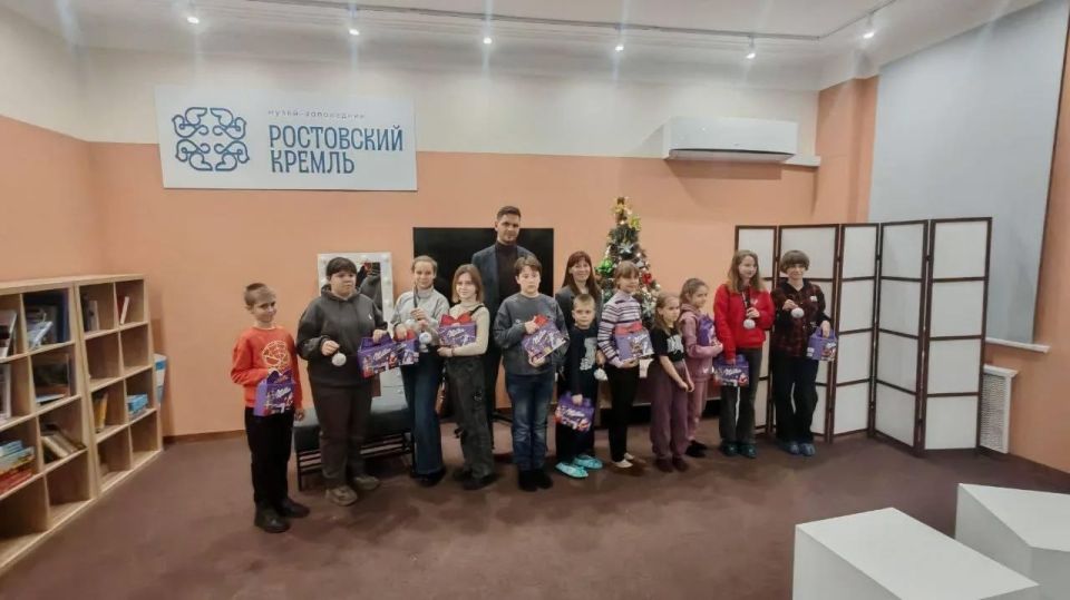 Делегация из Ростовского кремля поздравила детей Брянки с Новым годом Делегация из Ростовского кремля поздравила детей Брянки с Новым годом