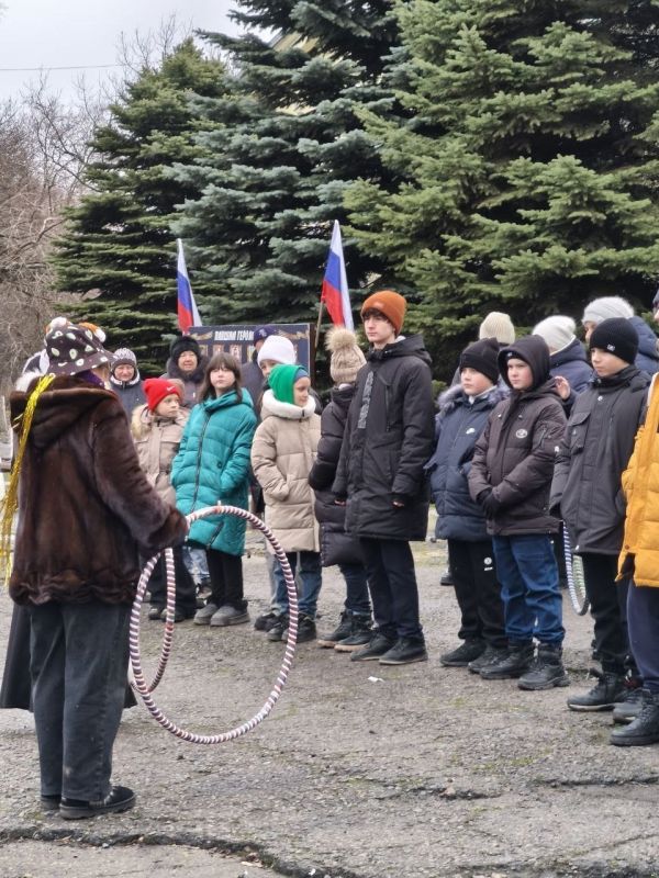 Жители жилмассива Анненка дружно и с размахом отметили наступление Нового года! Зажгли яркие огоньки на главной ёлке поселка , подарив всем присутствующим праздничное настроение Жители жилмассива Анненка дружно и с размахом отметили наступление Нового года! Зажгли яркие огоньки на главной ёлке поселка , подарив всем присутствующим праздничное настроение