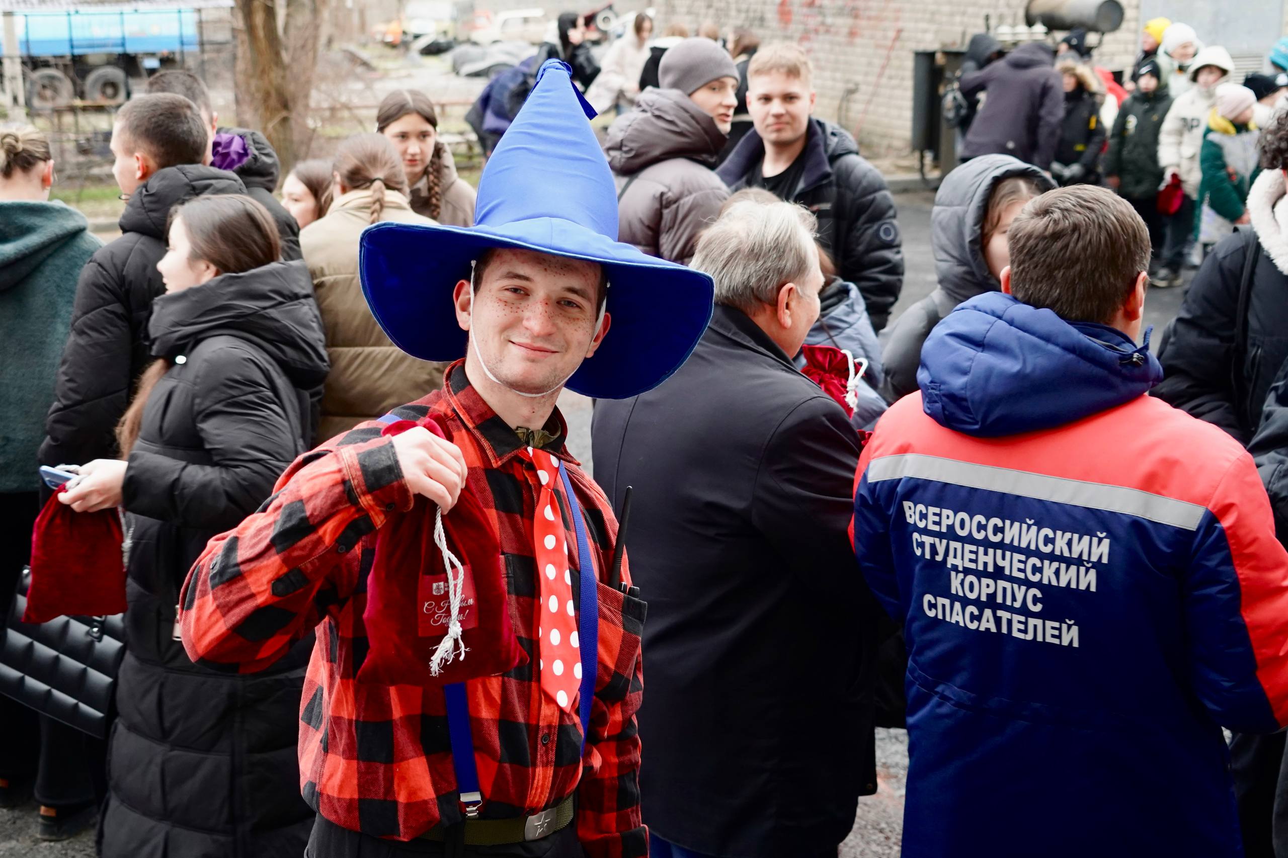 Чудо спустилось к нам с крыши Чудо спустилось к нам с крыши