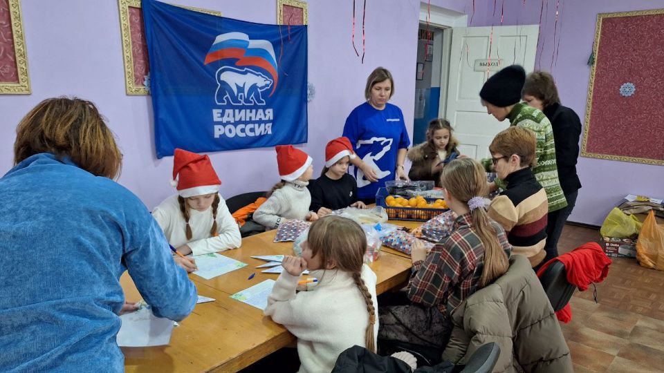 В пгт Верхний Нагольчик состоялась благотворительная патриотическая акция "Новогодний подарок солдату", направленная на поддержку солдат, участвующих в специальной военной операции В пгт Верхний Нагольчик состоялась благотворительная патриотическая акция "Новогодний подарок солдату", направленная на поддержку солдат, участвующих в специальной военной операции