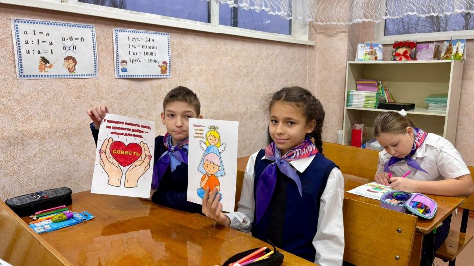 В Лутугинском муниципальном округе неделя для учебных заведений началась с внеурочного занятия «Разговоры о важном» на тему «Что говорит совесть?» В Лутугинском муниципальном округе неделя для учебных заведений началась с внеурочного занятия «Разговоры о важном» на тему «Что говорит совесть?»