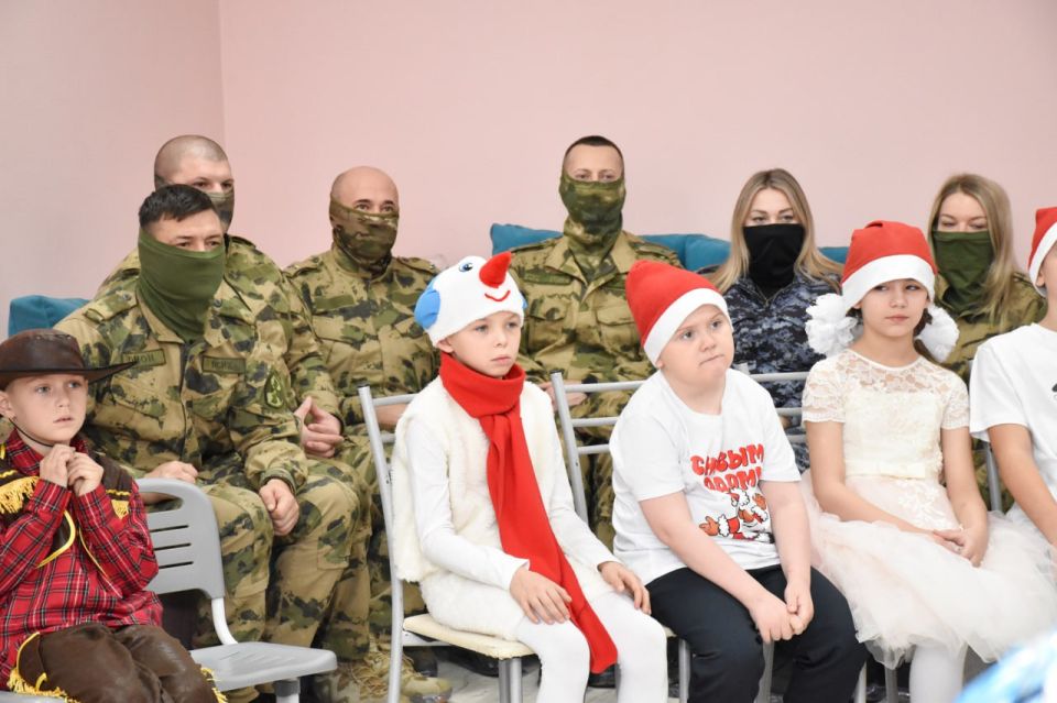 Росгвардейцы поздравили с наступающим новым годом воспитанников луганского Семейного центра Росгвардейцы поздравили с наступающим новым годом воспитанников луганского Семейного центра