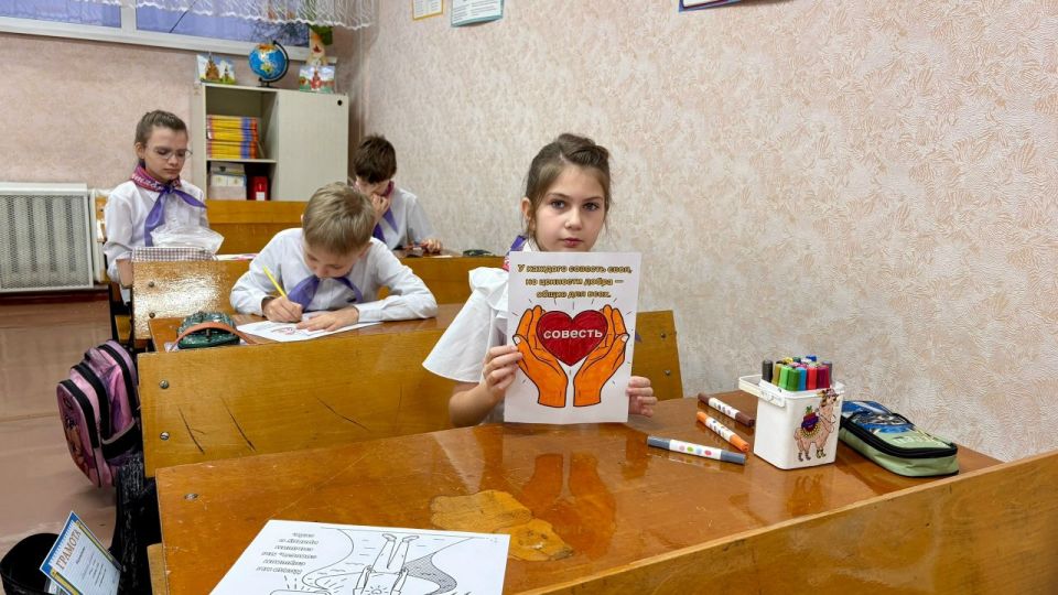 В Лутугинском муниципальном округе неделя для учебных заведений началась с внеурочного занятия «Разговоры о важном» на тему «Что говорит совесть?» В Лутугинском муниципальном округе неделя для учебных заведений началась с внеурочного занятия «Разговоры о важном» на тему «Что говорит совесть?»